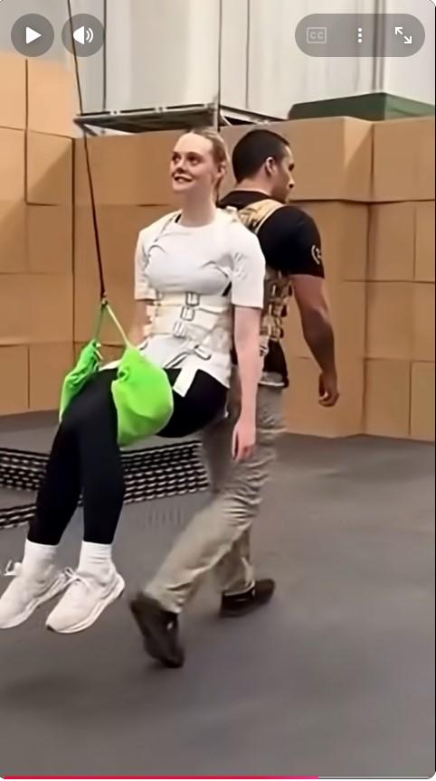 《鐵血戰士:蠻荒廝殺》公開幕後花絮。