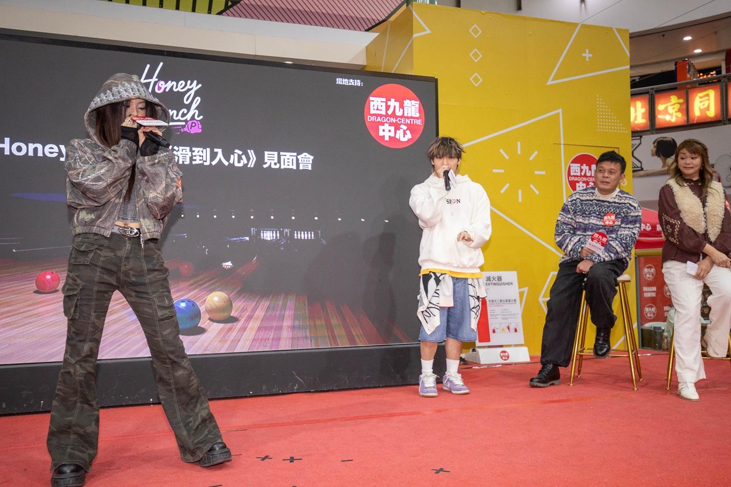 Jacey與伯樂beatbox老師Corey合作表演rap與beatbox。