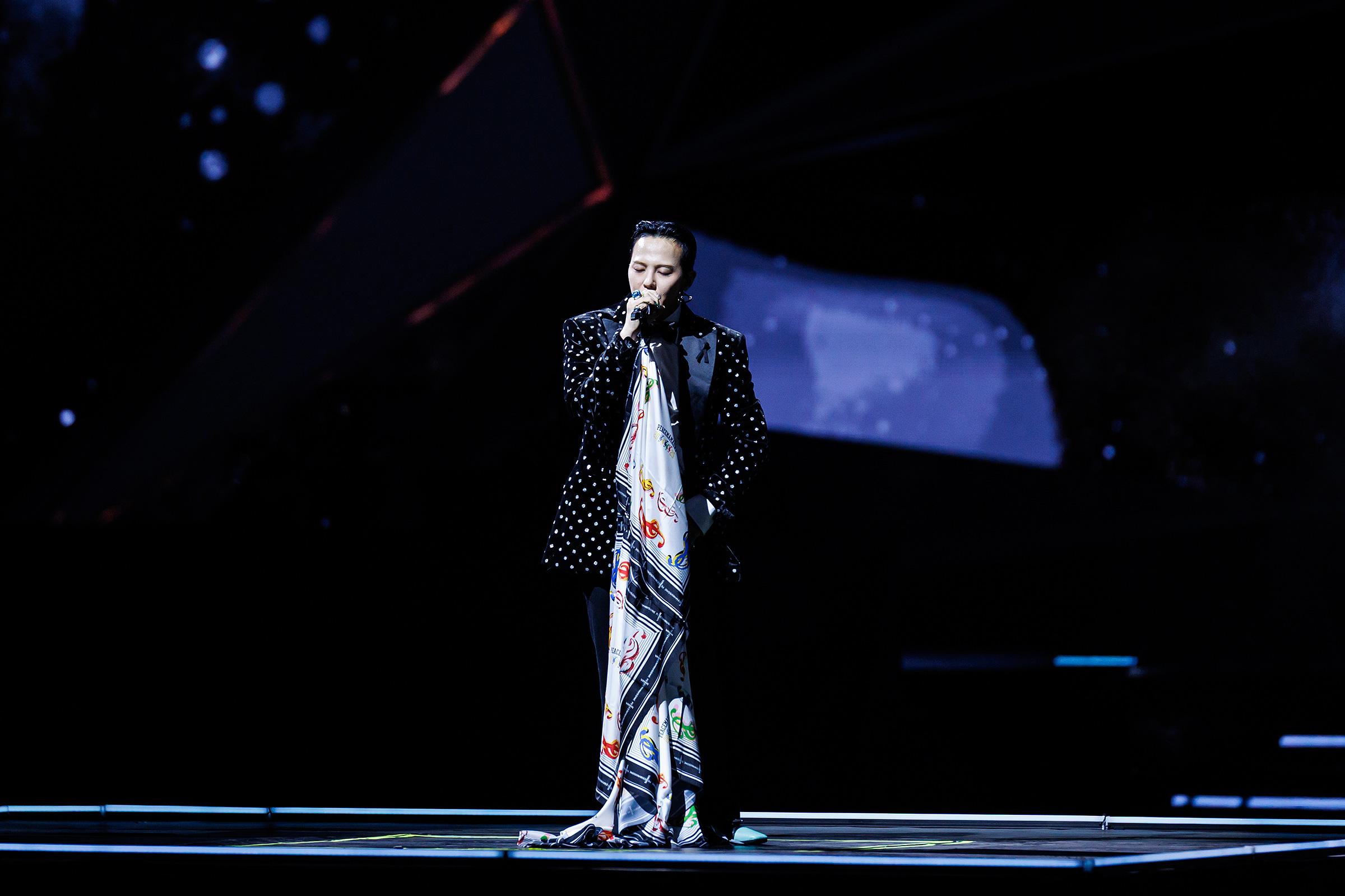 G-DRAGON為《2025 MAMA AWARDS》壓軸獻唱三首歌。