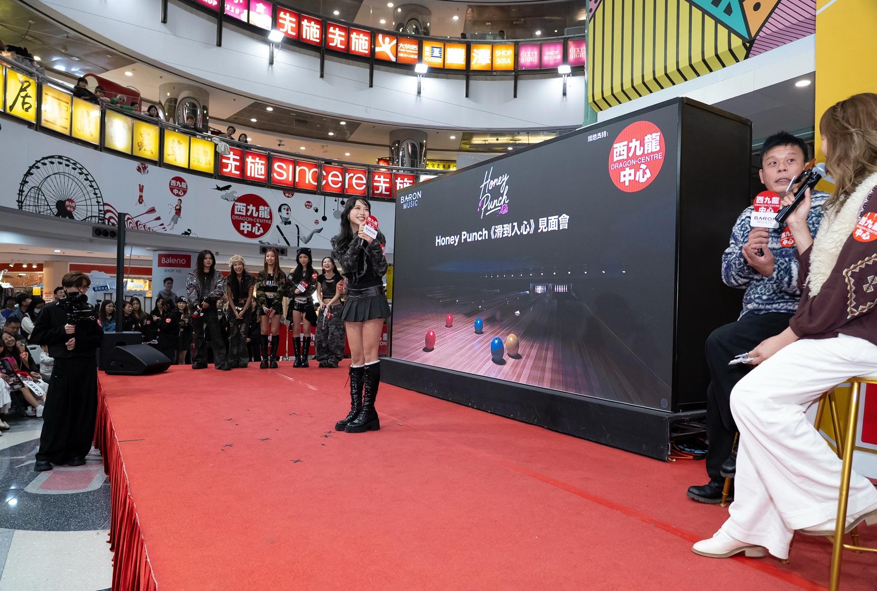 只有12歲的Alma,表演時被兩位評審大讚可愛。