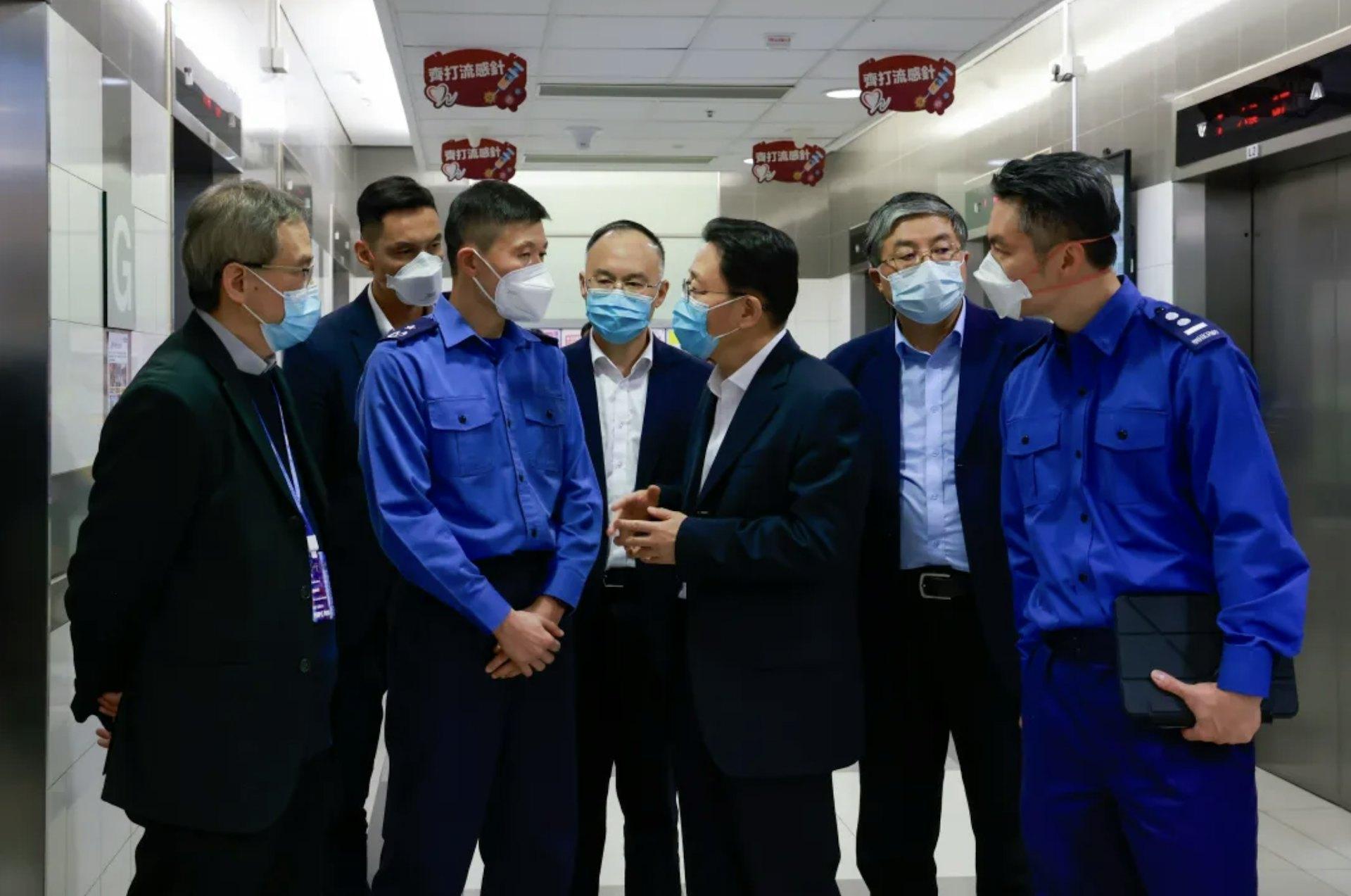 大埔宏福苑五級大火,至今有11名消防人員受傷,中聯辦主任周霽與中央港澳辦、國務院港澳辦副主任農融前往元朗博愛醫院,探望慰問參與火災救援受傷的消防員。(中聯辦圖片)