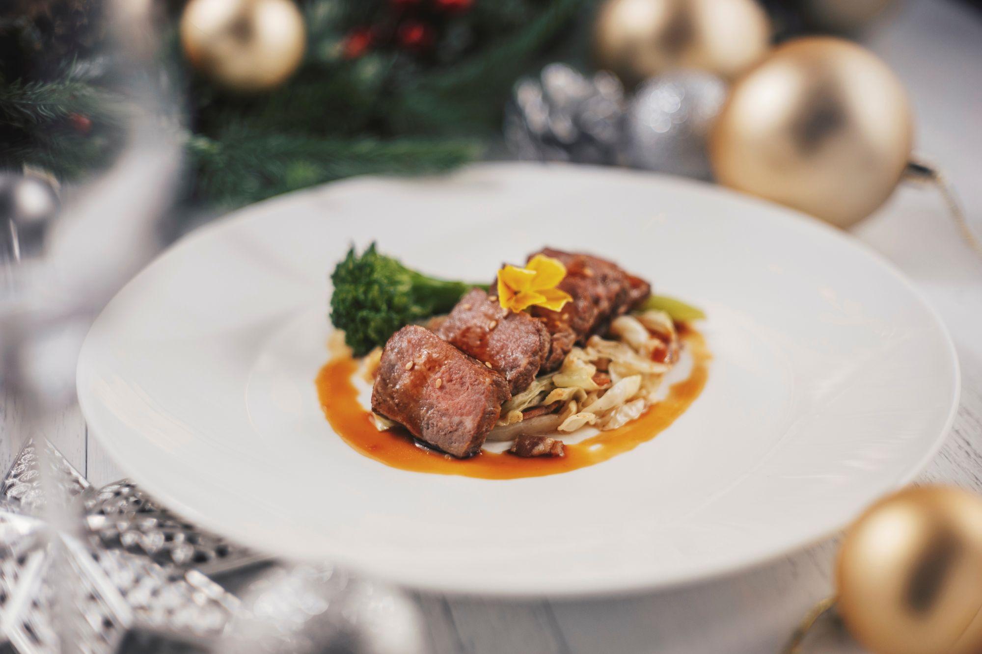 主菜可選烤神戶牛扒伴小西蘭花配日式燒肉醬汁(50克)。