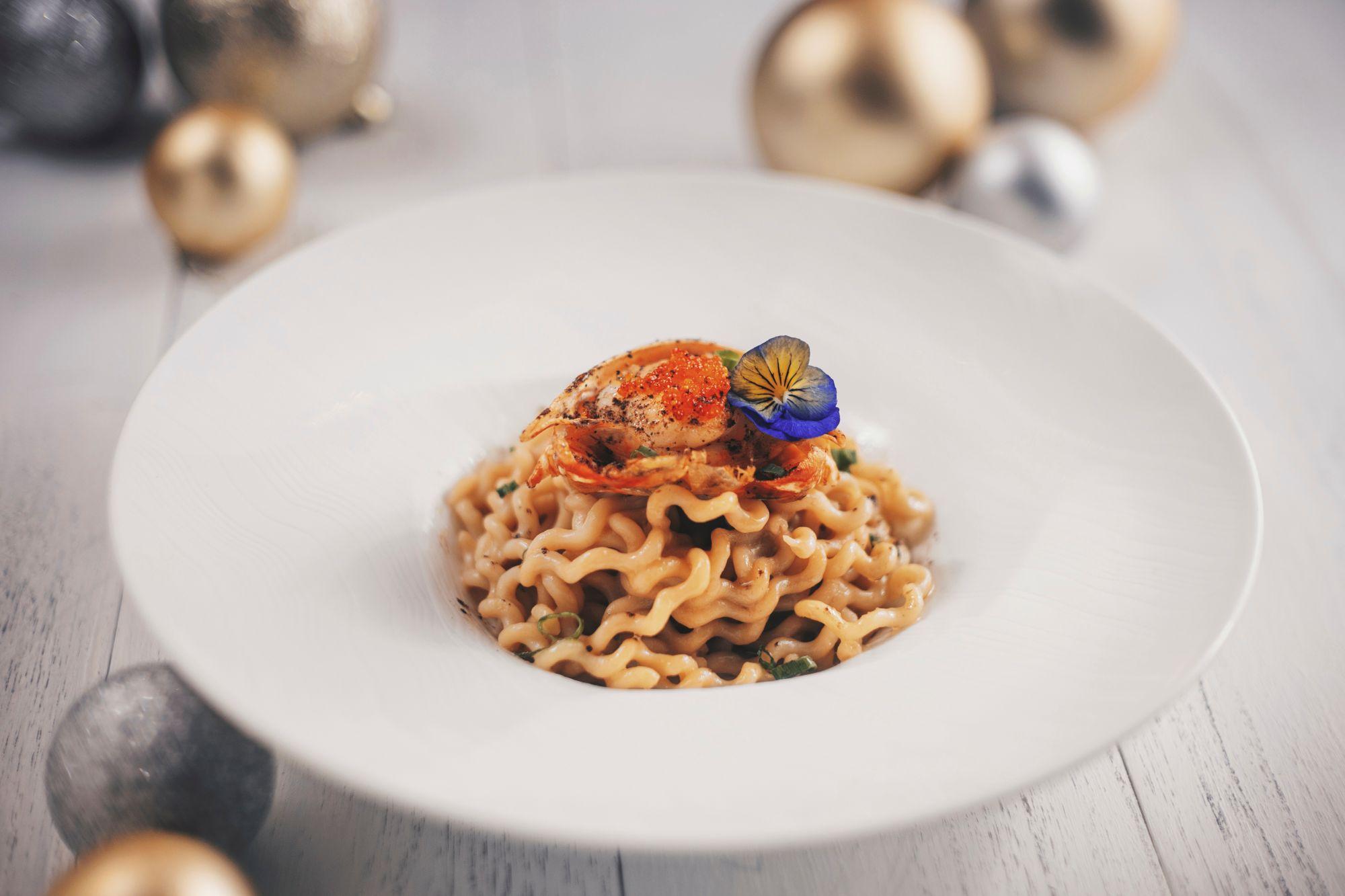 主菜可選烤龍蝦伴飛魚子意大利捲捲意粉配GODIVA朱古力忌廉汁 。