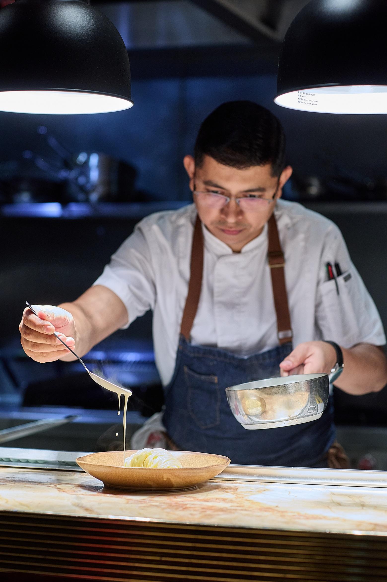 主廚Bhupendra Singh曾先後於希爾頓酒店、洲際酒店、Bread Street Kitchen、Duck & Waffle和米芝蓮星級餐廳Fiamma等多家著名食府磨練技藝。