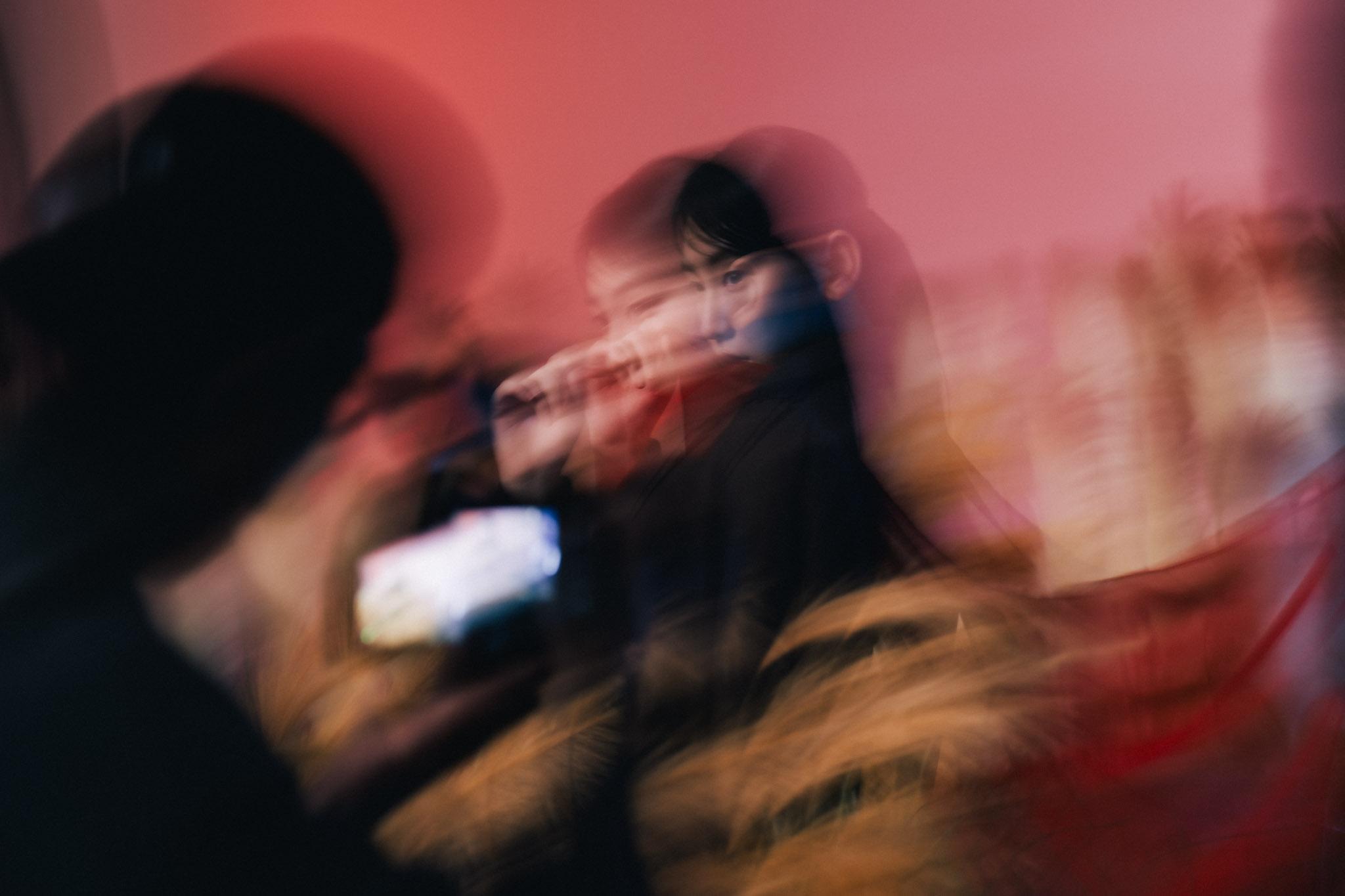 炎明熹在佈滿芒草的人造田實景中進行拍攝。