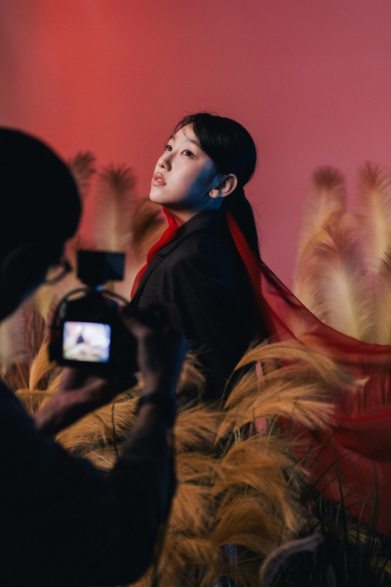 炎明熹在佈滿芒草的人造田實景中進行拍攝。