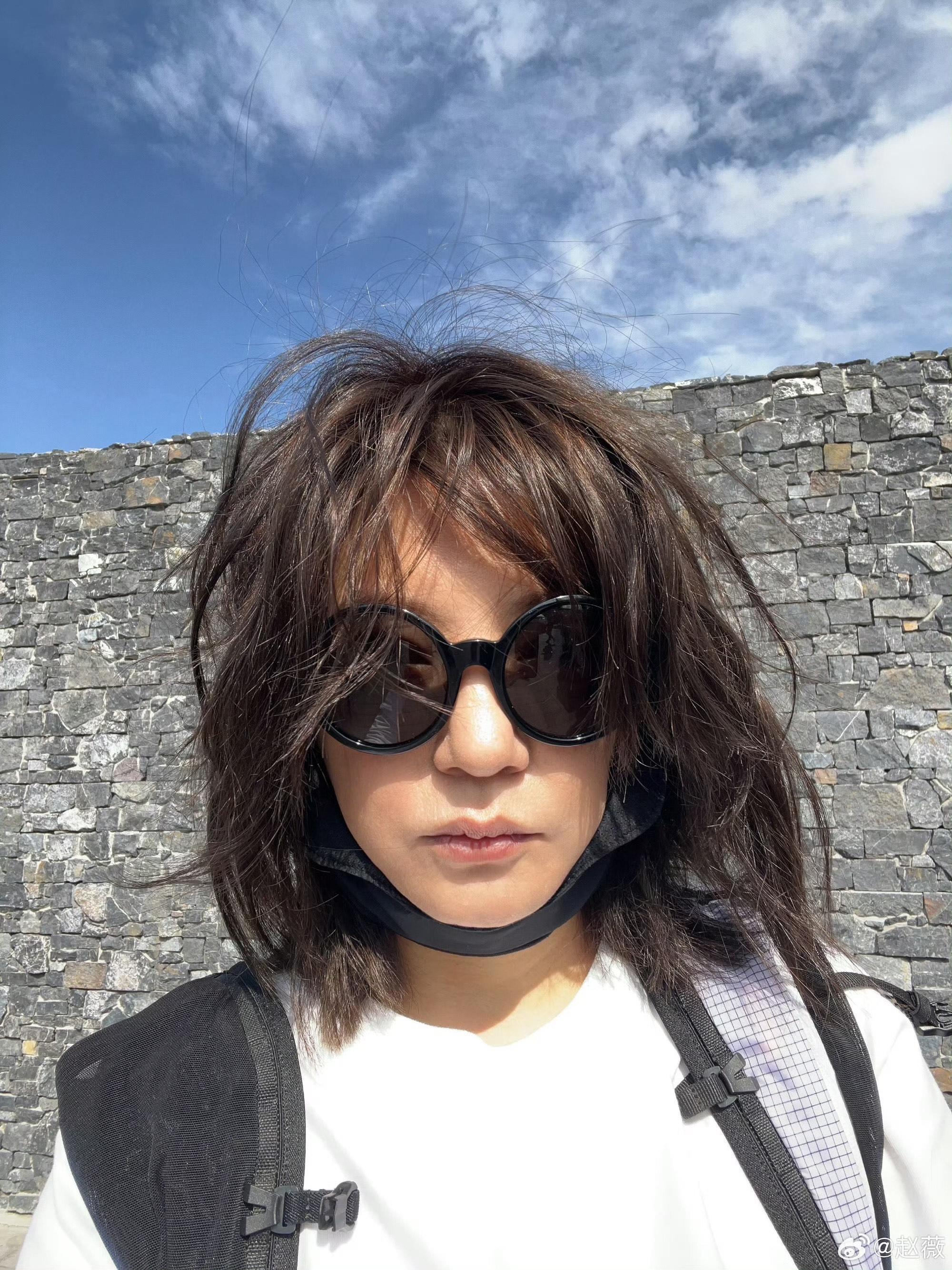 趙薇於9月份公開的照片,見其面型仍未算圓潤。