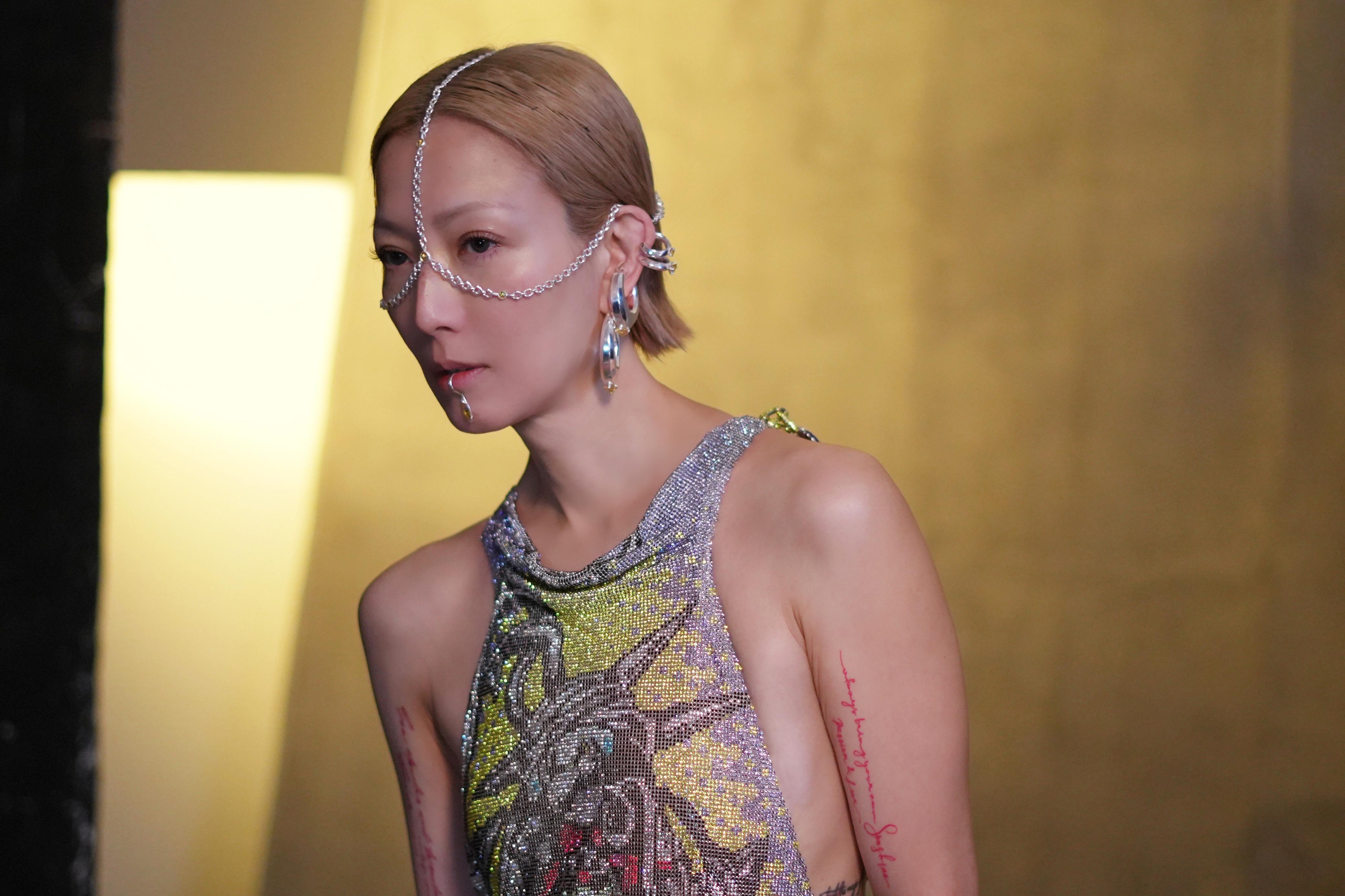 譚耀文指鄭秀文拍片為他開騷打氣勁感動。