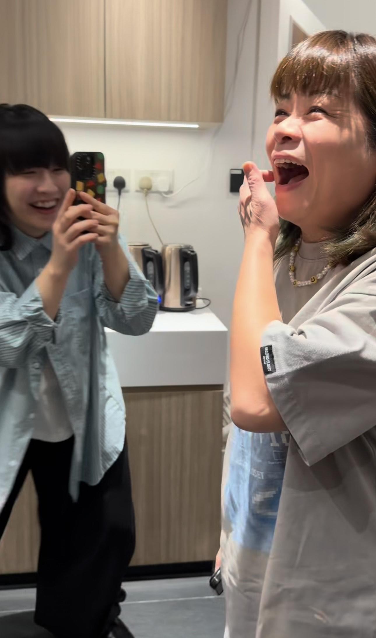 小儀見狀既驚喜又感動。