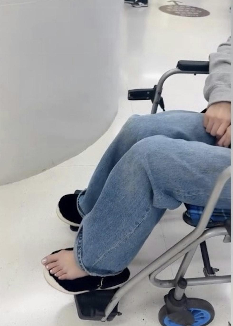 林夏薇左腳受傷,坐住輪椅入院。