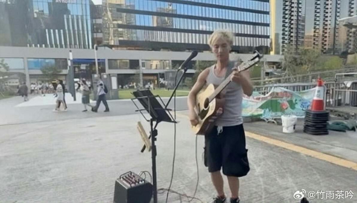今年9月,周永恆被捕獲現身街頭彈結他玩busking,獲大讚歌喉不錯。