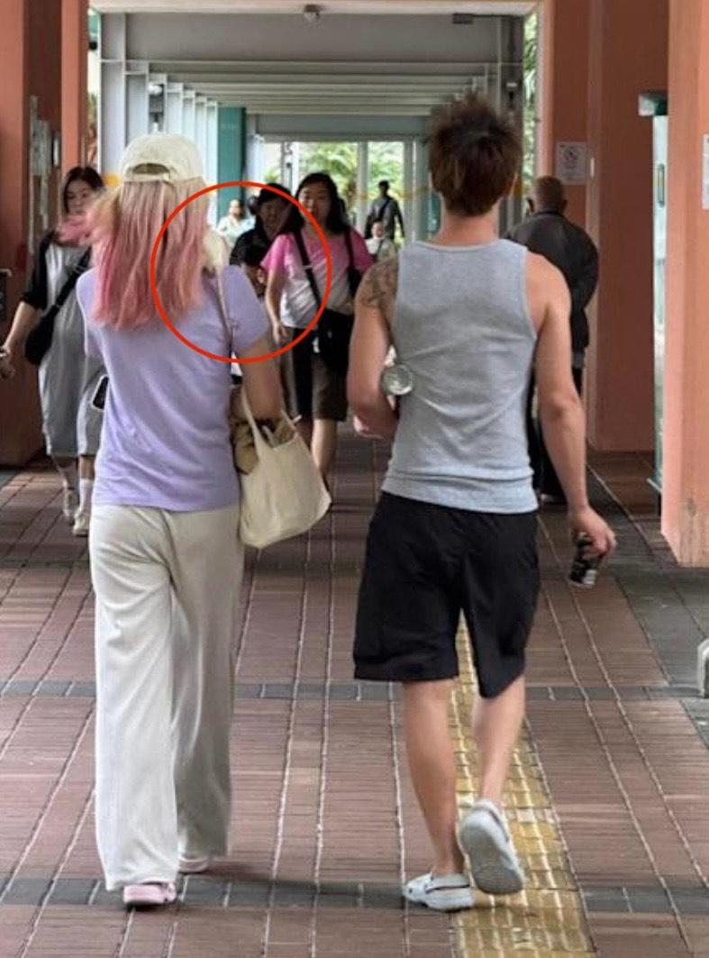 周永恆疑中午街頭隊酒面紅,而女伴則帶住白老鼠行街,嚇窒途人。