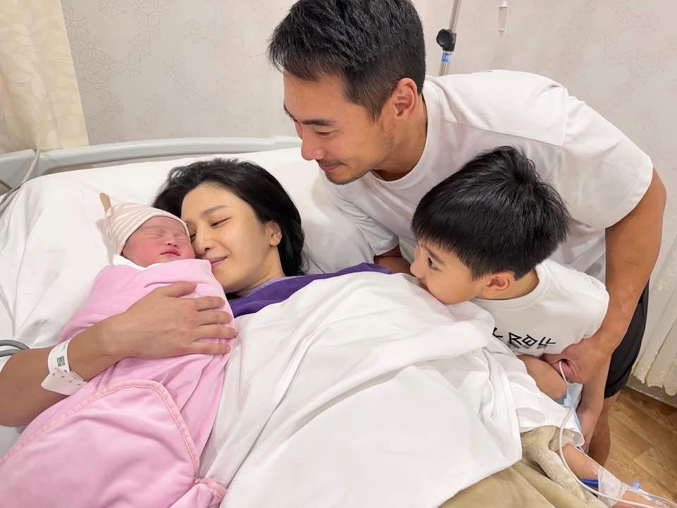 林芊妤宣布母女平安,妹妹身體健康。