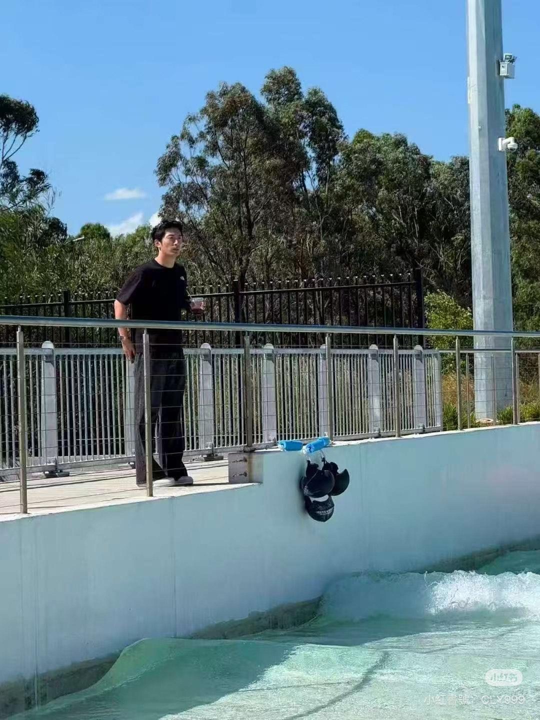 亦有網民透露在歌劇院碰見何超蓮與竇驍。