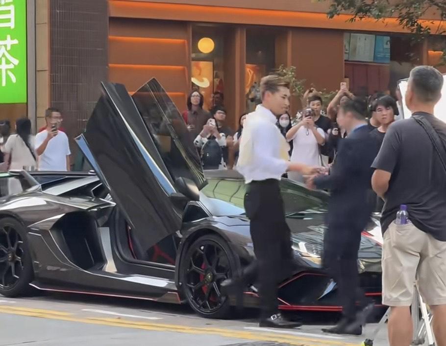 酒店員工殷勤接待。