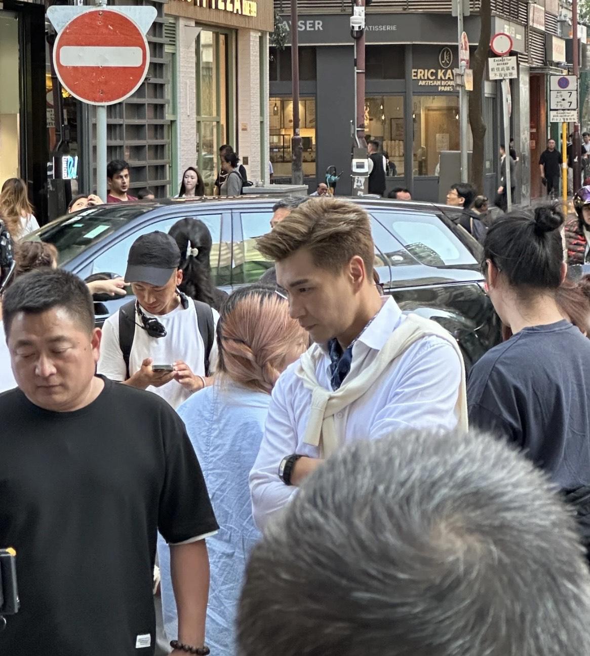 陳展鵬每拍完一個鏡頭都會立即去看playback,表現專業。