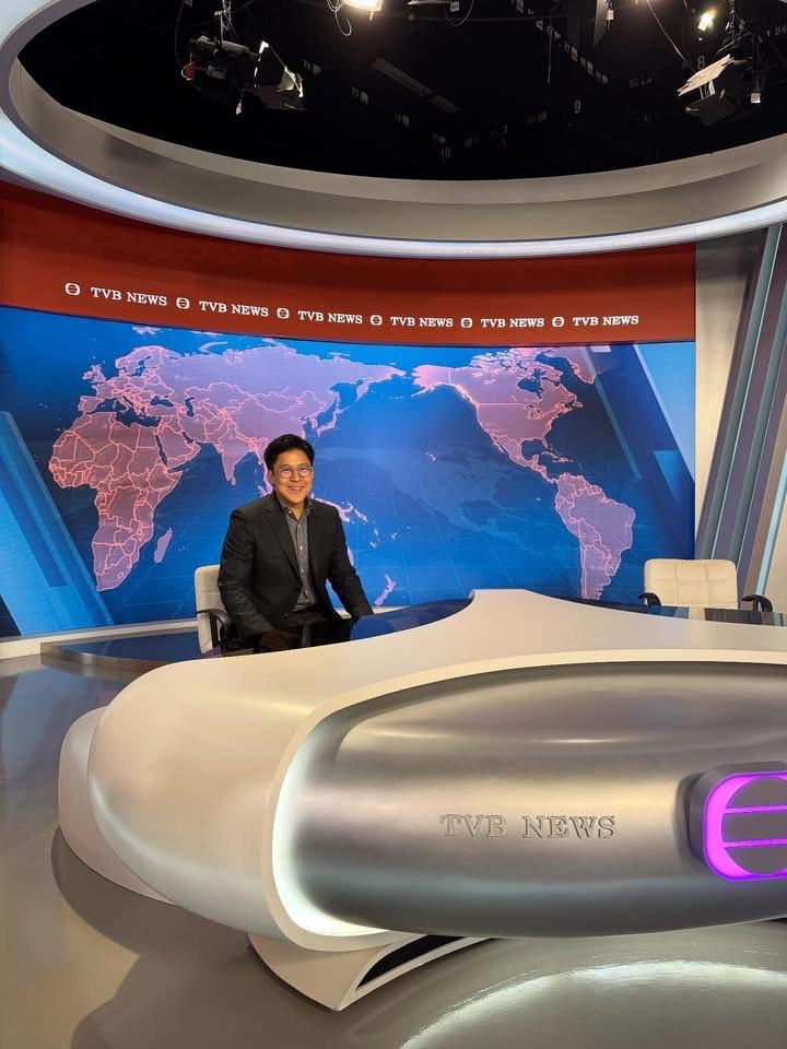 霍啟剛坐上主播台,一嘗做新聞主播的滋味。