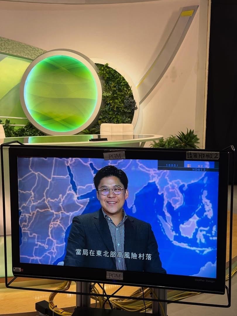 霍啟剛坐上主播台,一嘗做新聞主播的滋味。