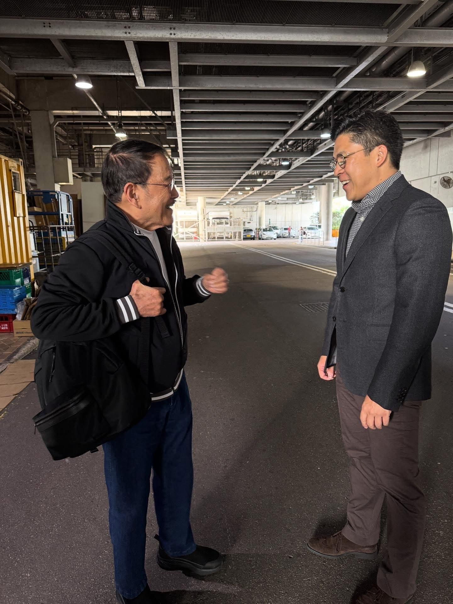 霍啟剛跟劉丹開心交談。