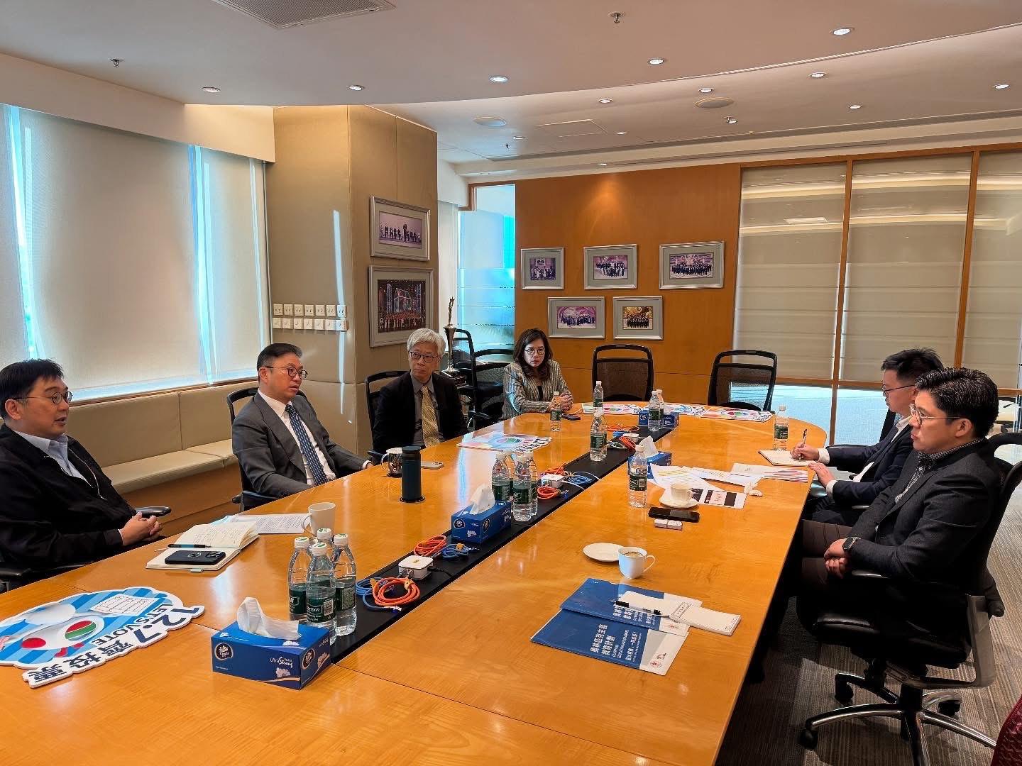 霍啟剛亦有與主席許濤交談。