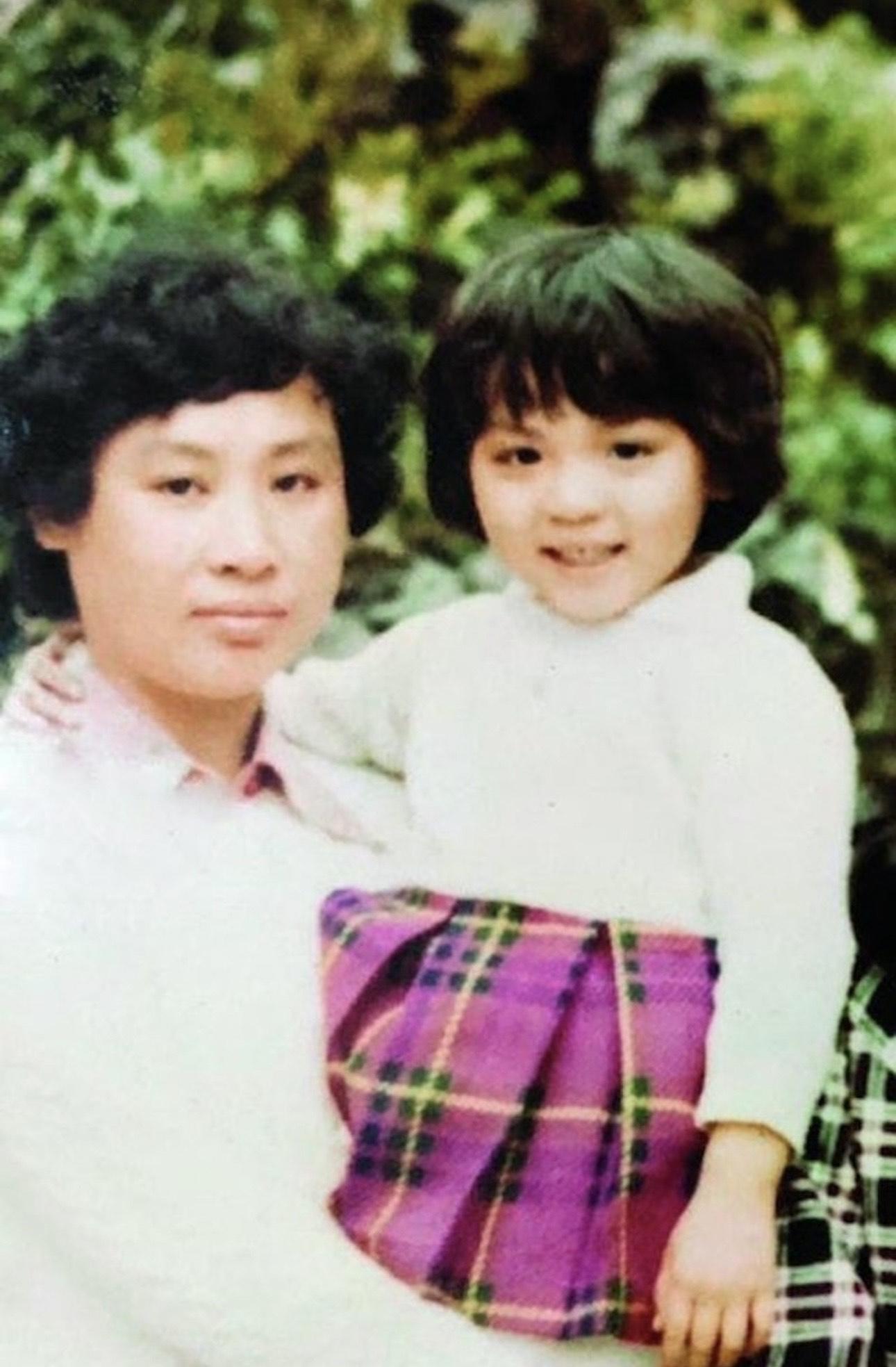 陳煒與母親的合照。