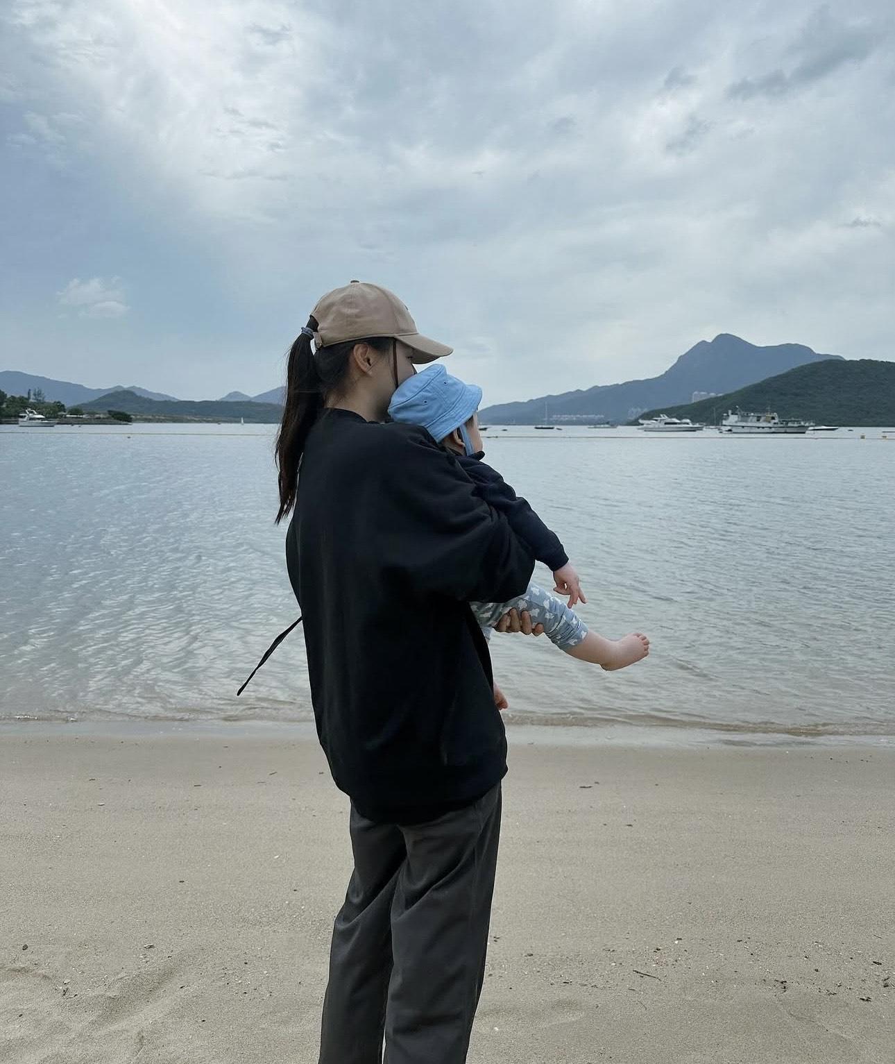 黃翠如帶「蕭哈哈」到沙灘玩。