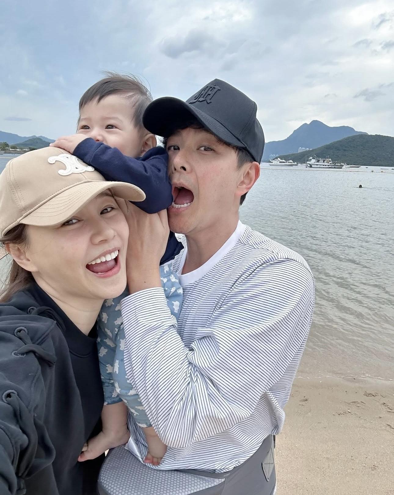 一家三口大玩自拍,場面溫馨。