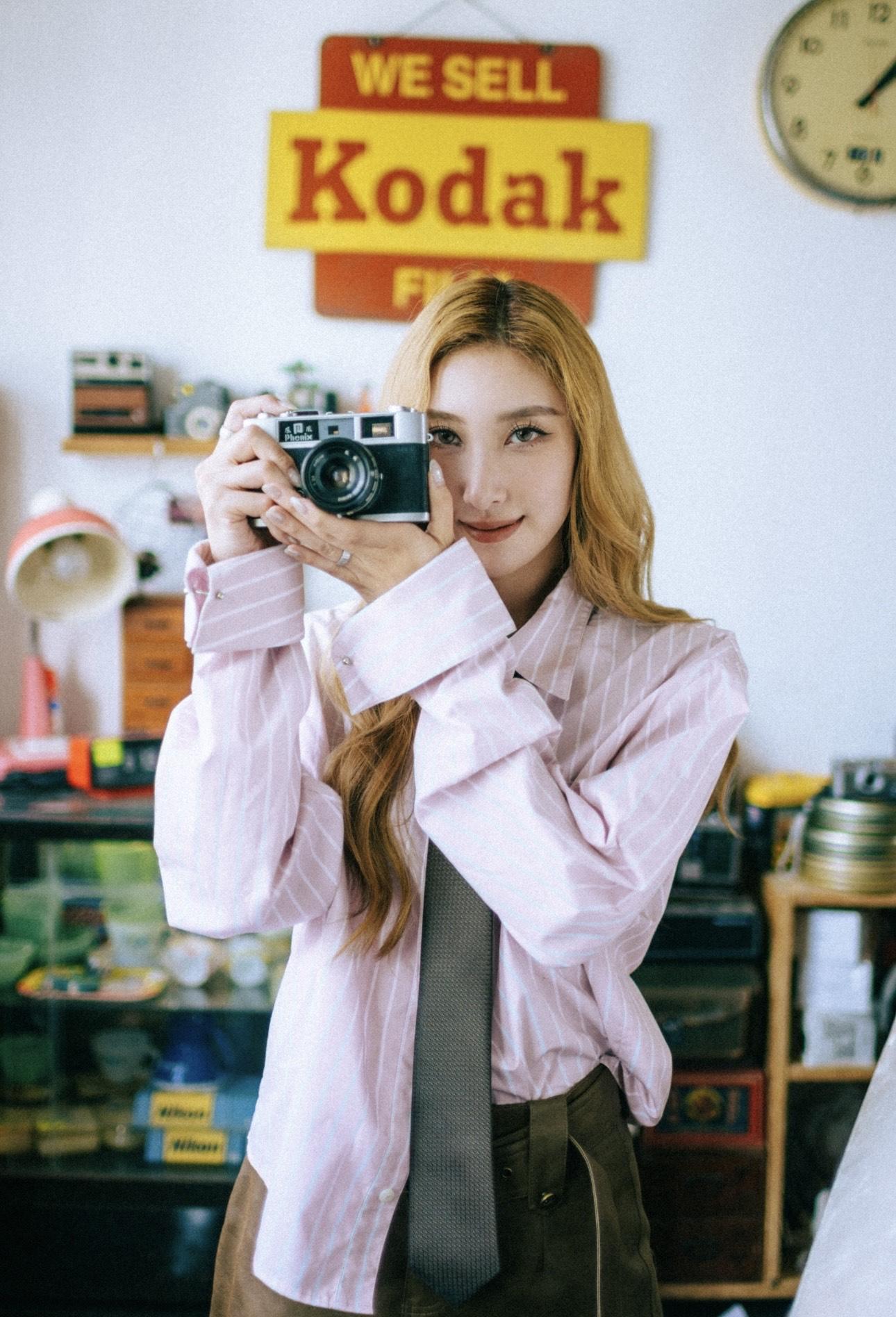 許靖韻今日推出全新慘情歌《請勿打擾》。