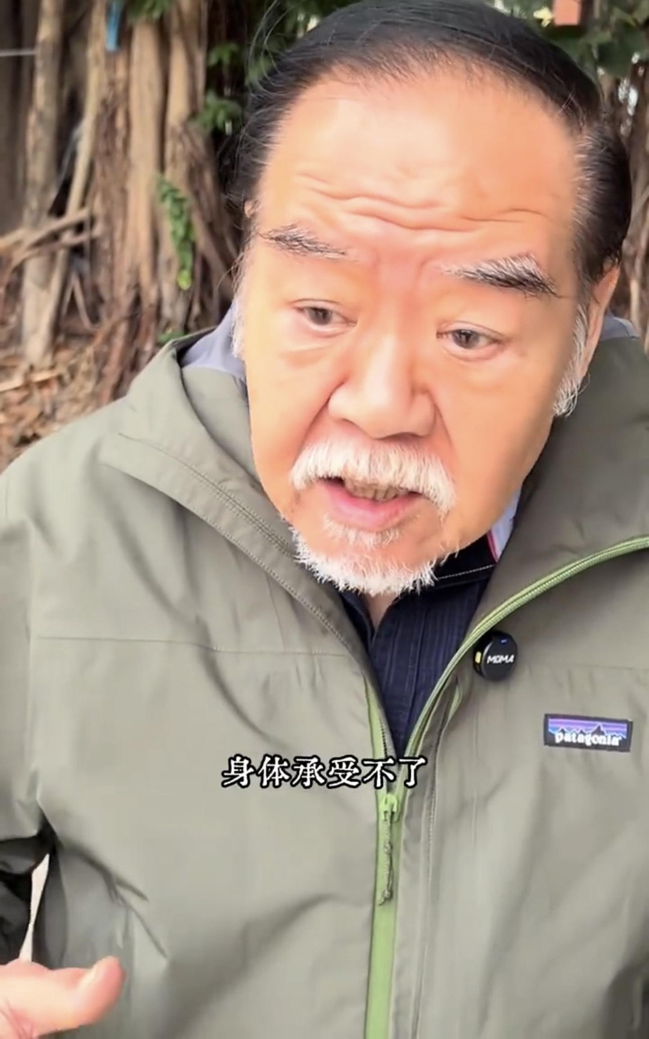 鄭則仕外貌憔悴滿面花白鬍鬚,他解釋是因為工作需要。