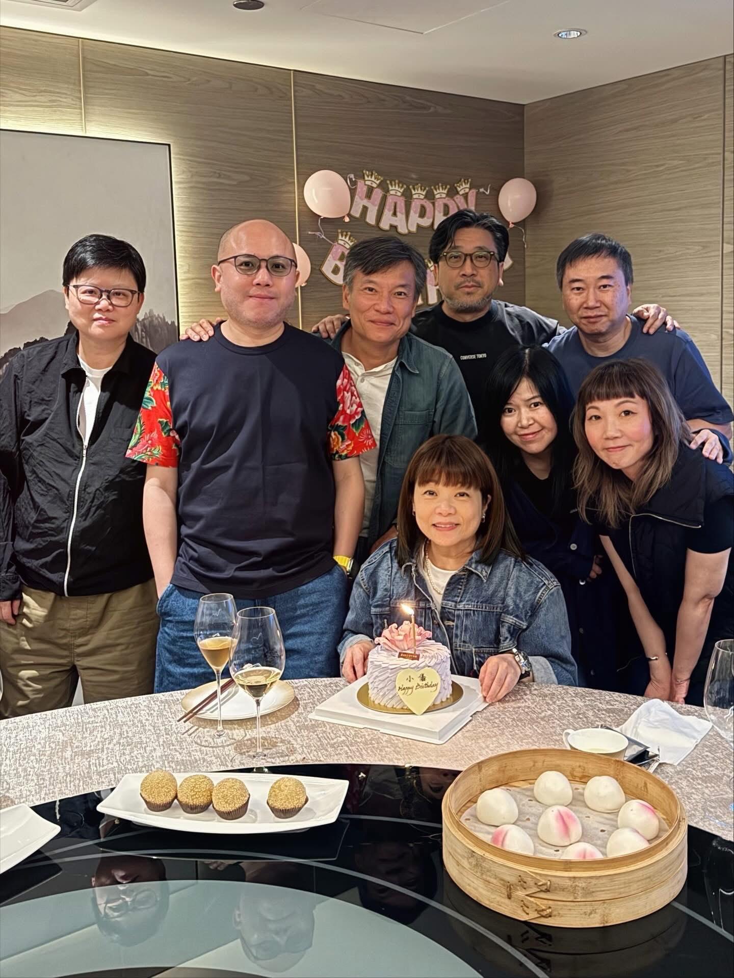 阮小儀與友人相聚慶生。