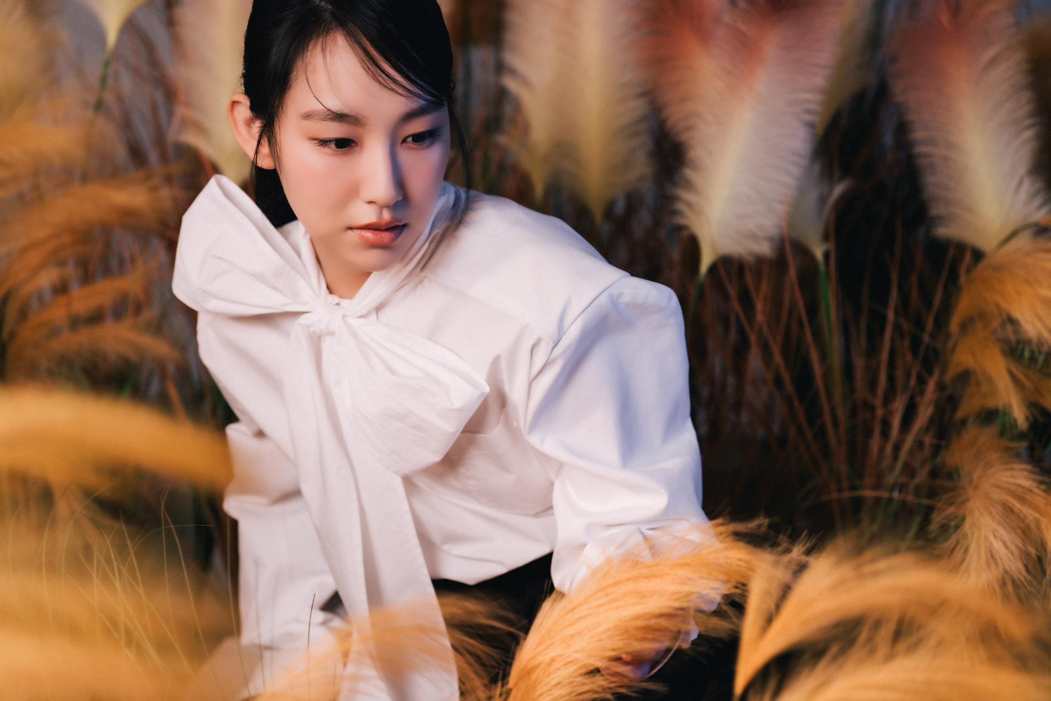 炎明熹在佈滿芒草的人造田實景中進行拍攝。