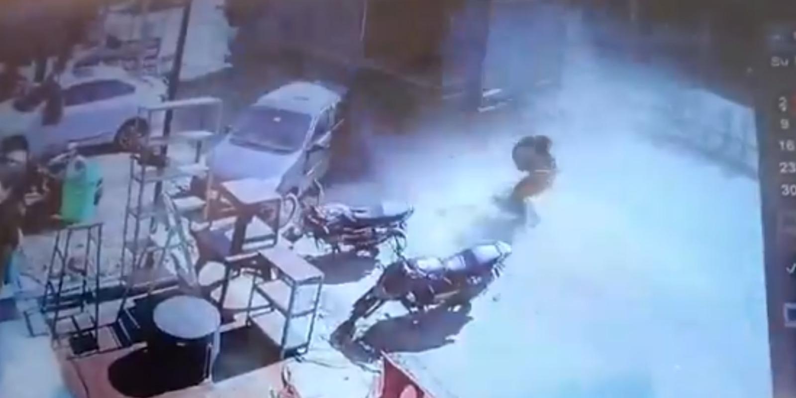 一輛貨車失控倒途人。(影片截圖)