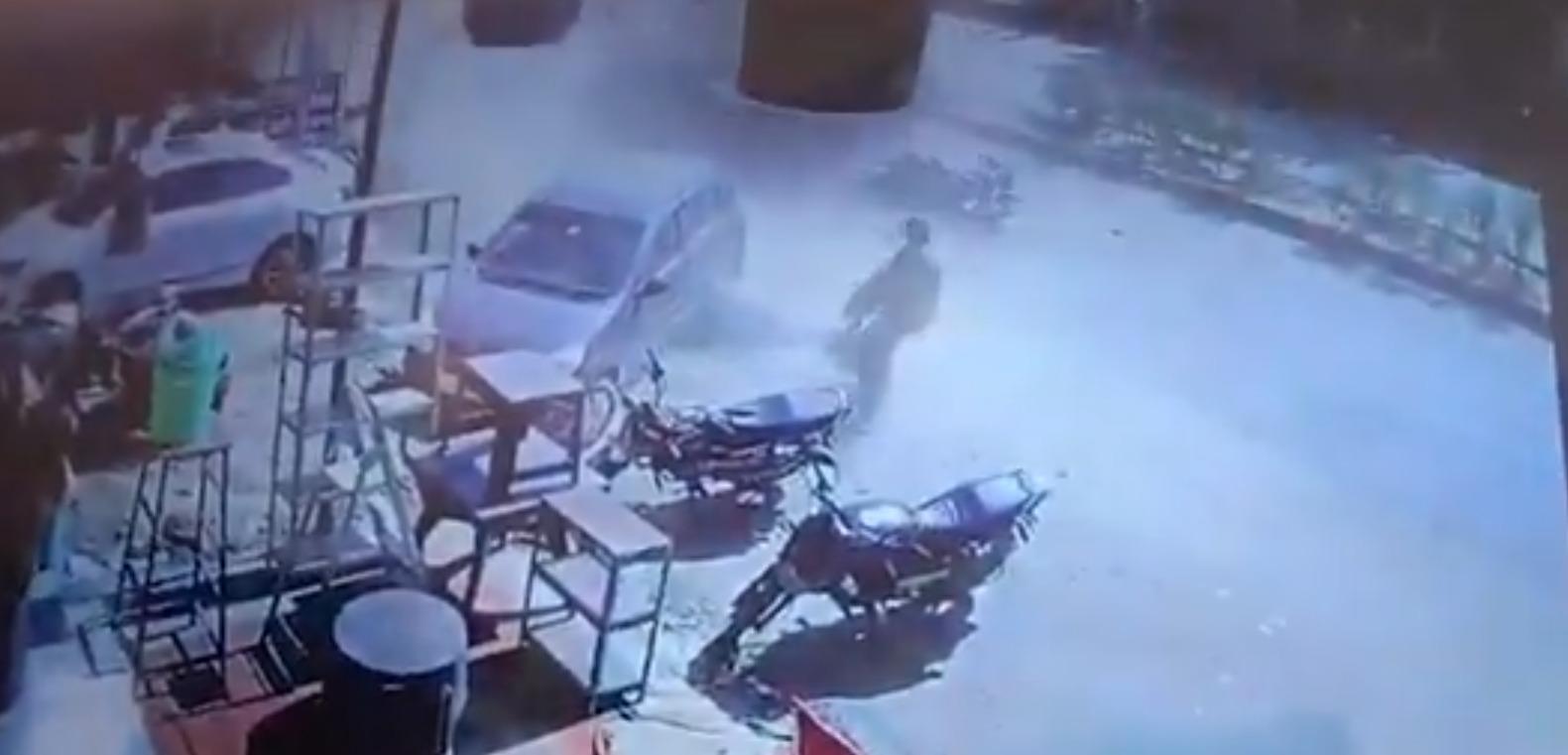 一輛貨車失控倒途人,意外時車速極高。(影片截圖)