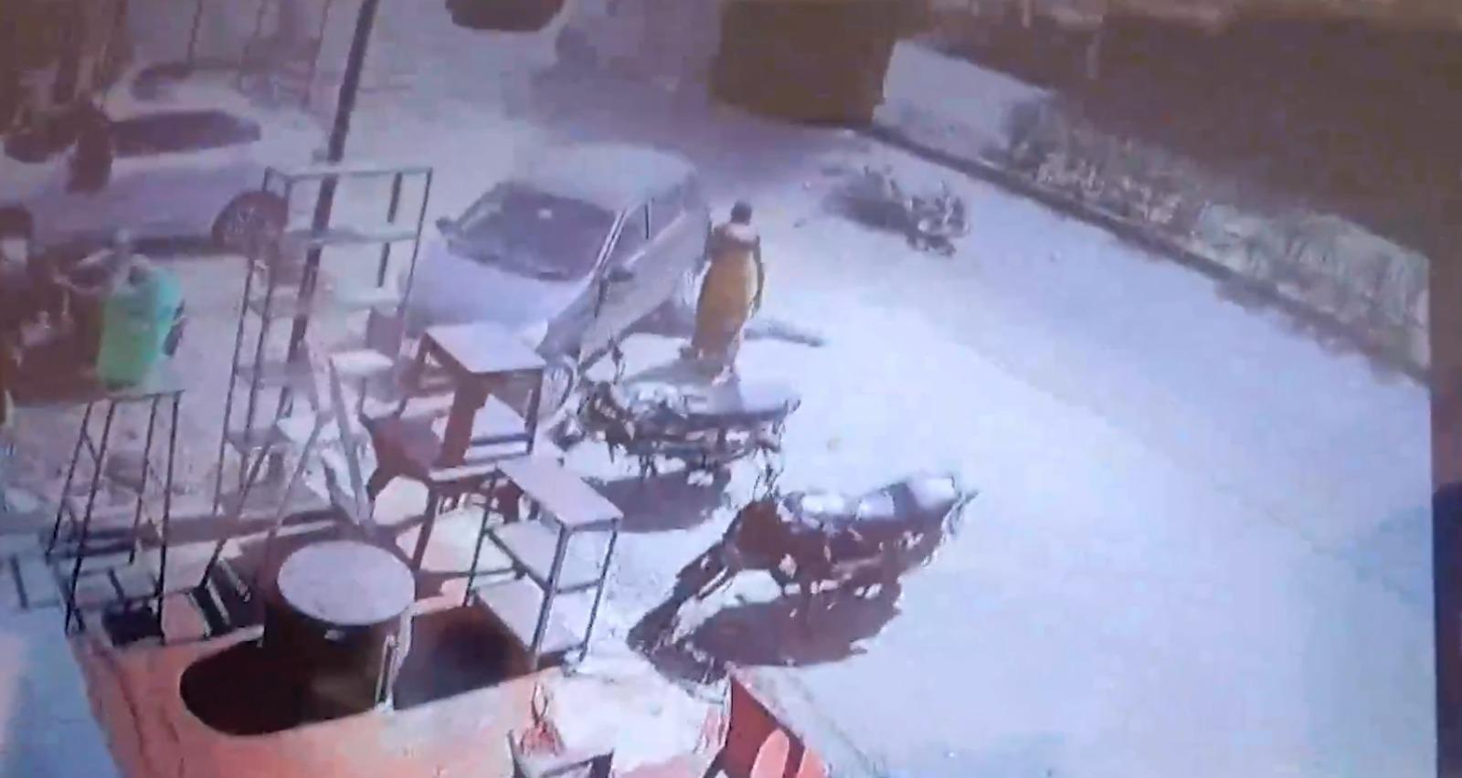 有幸運未被波及的途人在現場呆若木雞。(影片截圖)