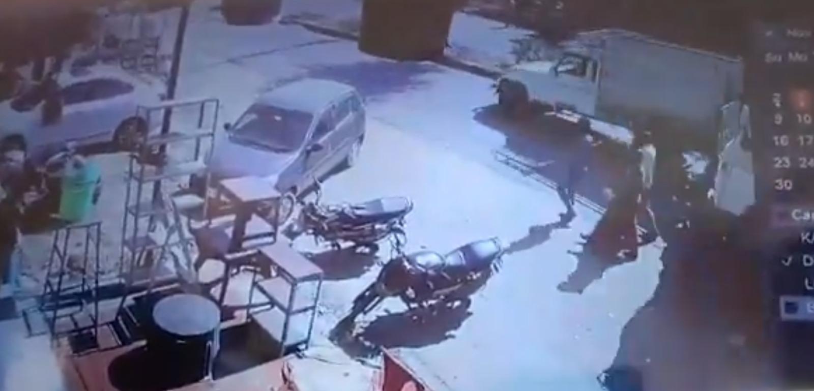 途人在路上行走,未有留意後方失控的貨車。(影片截圖)