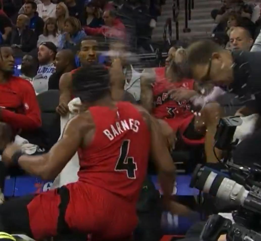 NBA速龍球員恩格林(Brandon Ingram)憤怒地將水樽摔向地面,水樽反彈後擊中一名場邊工作人員的臉。(影片截圖)