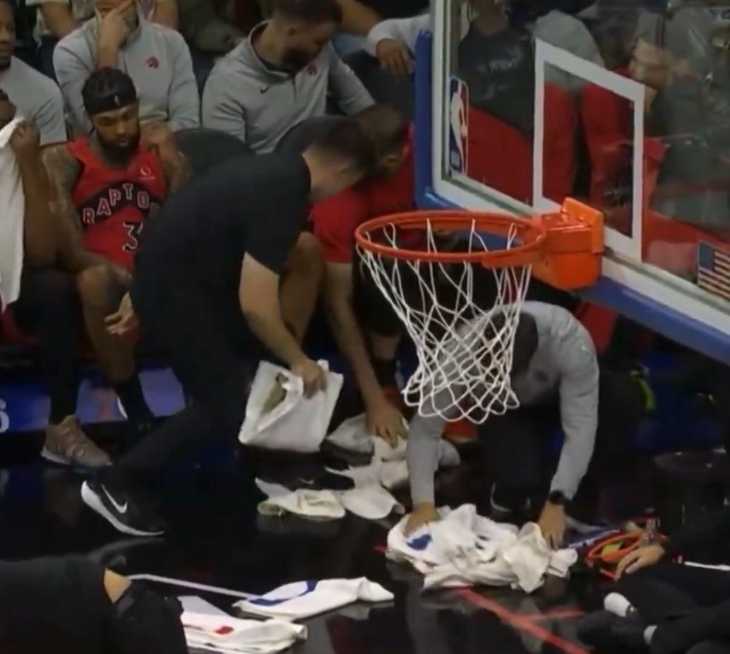 NBA速龍球員恩格林(Brandon Ingram)靜靜地看著工作人員在他面前清理水漬。(影片截圖)