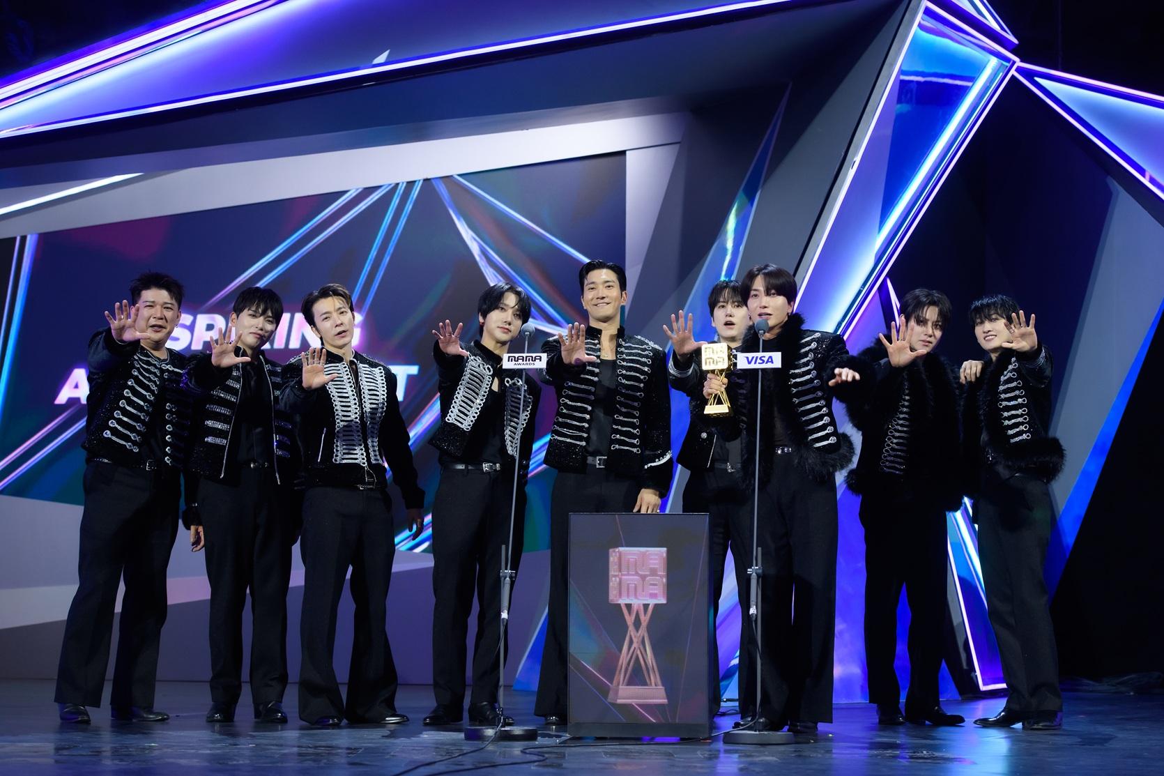 Super Junior獲得INSPIRING ACHIEVEMENT獎。