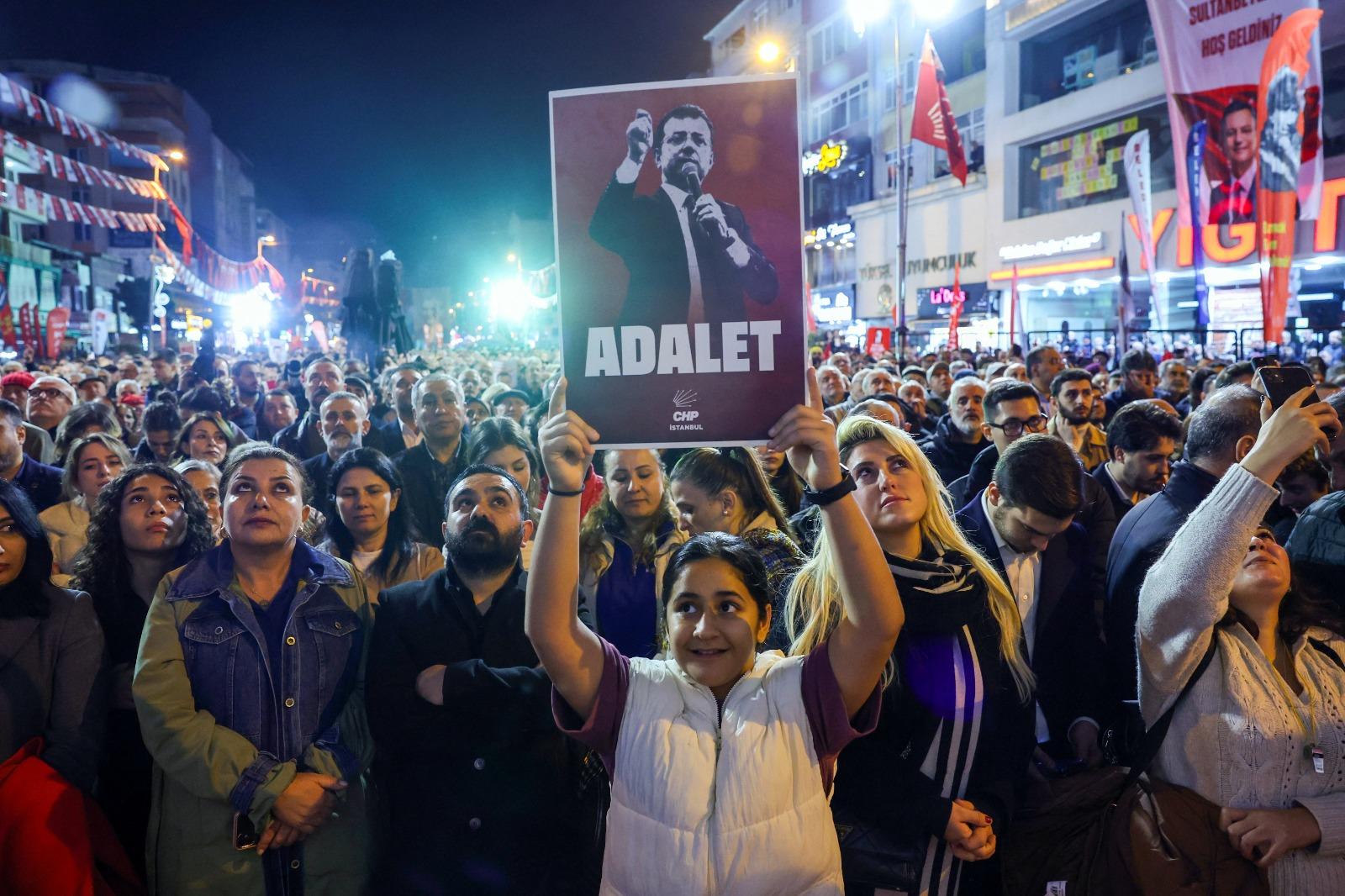 伊馬姆奧盧(Ekrem İmamoğlu)獲不少支持者上街支持。(路透社)