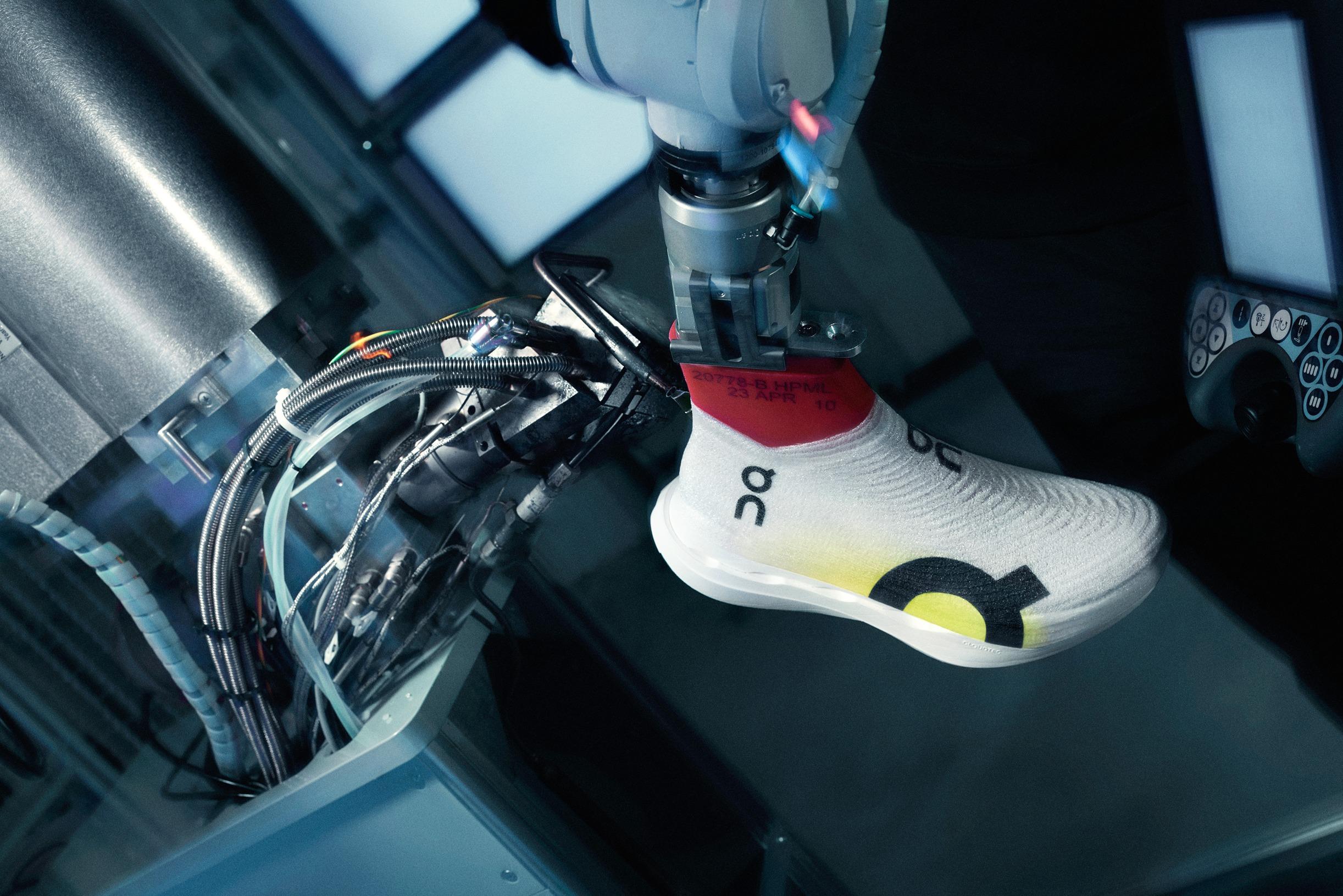 Cloudboom Strike LS是On首款採用LightSpray技術的競速跑鞋,由機械臂噴織一體化、僅重30克的輕量鞋面。