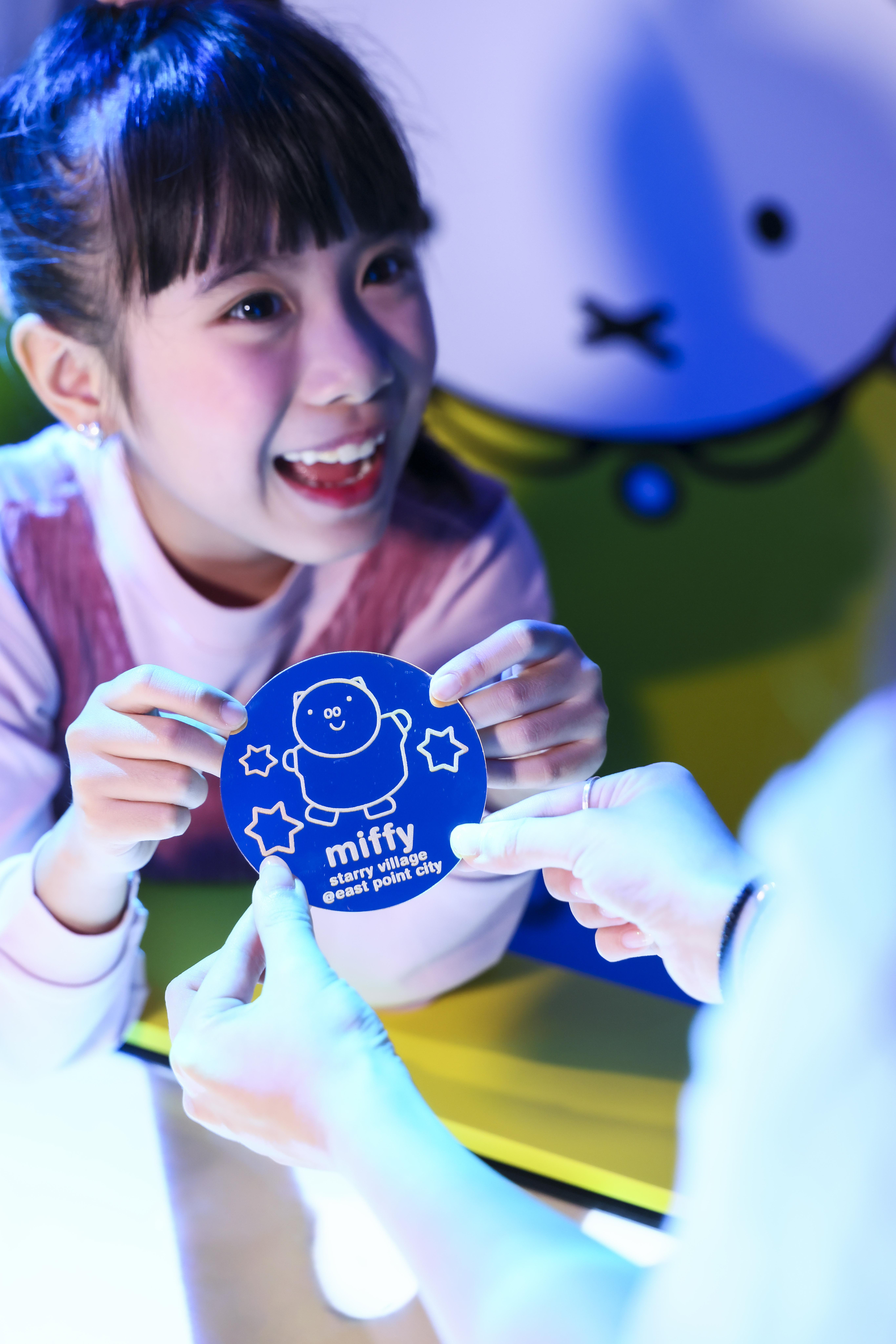 完成「miffy 70 週年珍藏展覽廊」體驗後,旅客可獲得 miffy 金幣勳章 1 枚