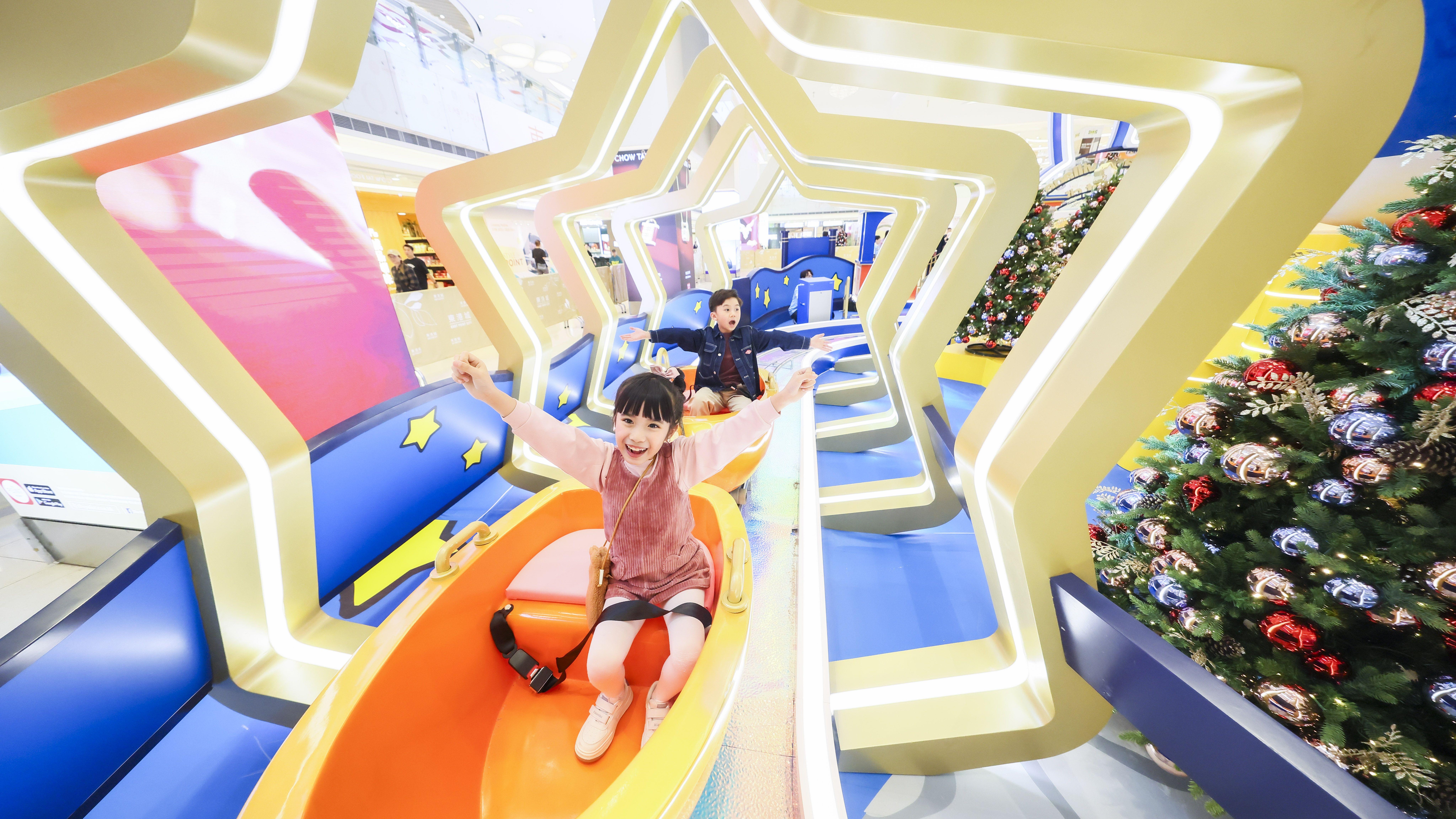 先將精緻小油燈掛在小船頭,注入祈願能量;電動「miffy 星願小船」 將緩緩駛進閃爍星雲。