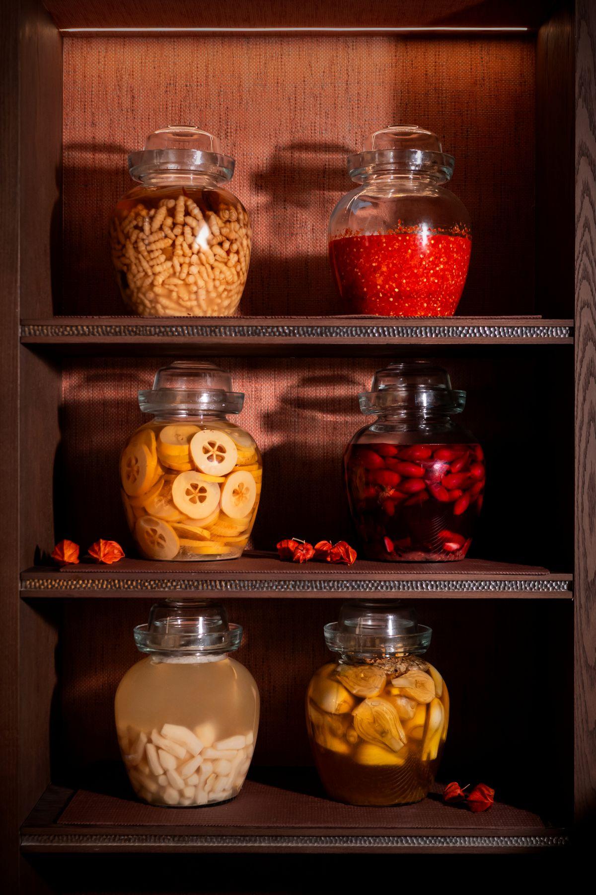 「醃菜牆」展示出自家醃漬的蔬菜。