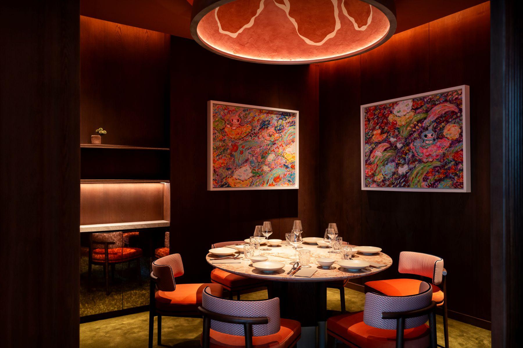 室內設計結合中國工藝與現代感,融入雲南山脈元素以及苗族傳統刺繡織布。