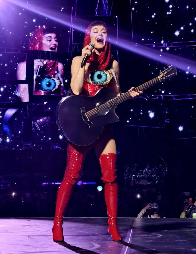 Katy Perry的《The Lifetimes Tour》巡唱,舞台設計融合了《Bandaid》MV的pop art元素。