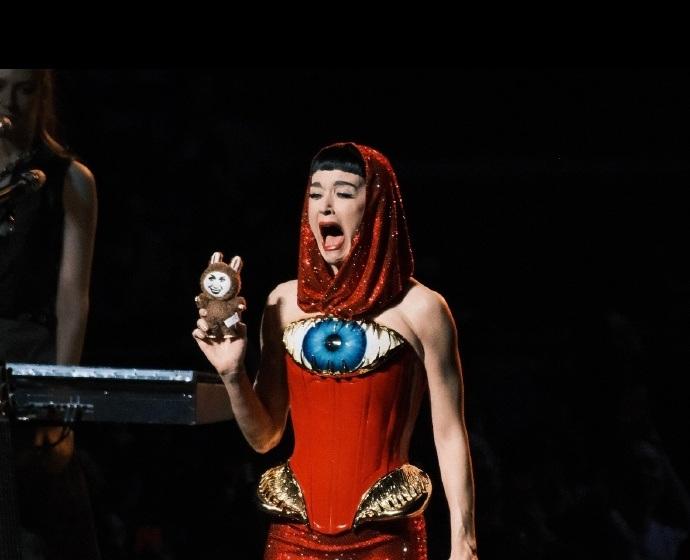 Katy Perry收到Katybubu公仔,即擺出一副厭惡表情。