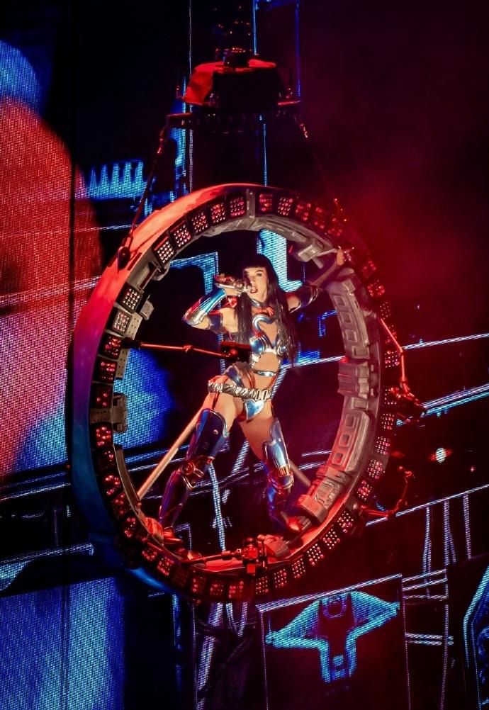 Katy Perry的巡唱服飾非常性感,又具備科幻味道。