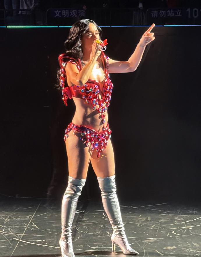 Katy Perry在巡唱送上多首好歌,包括《Firework》、《Roar》等。
