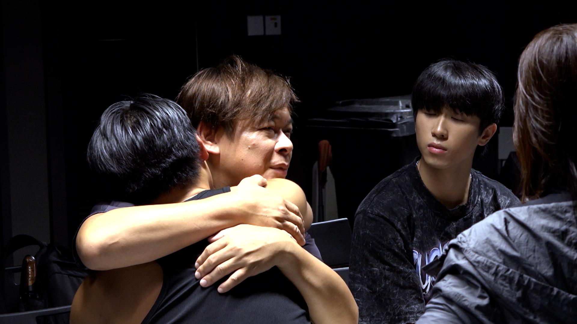 King難以接受當選死亡名單,梁祖堯對他加以安慰和溝通。