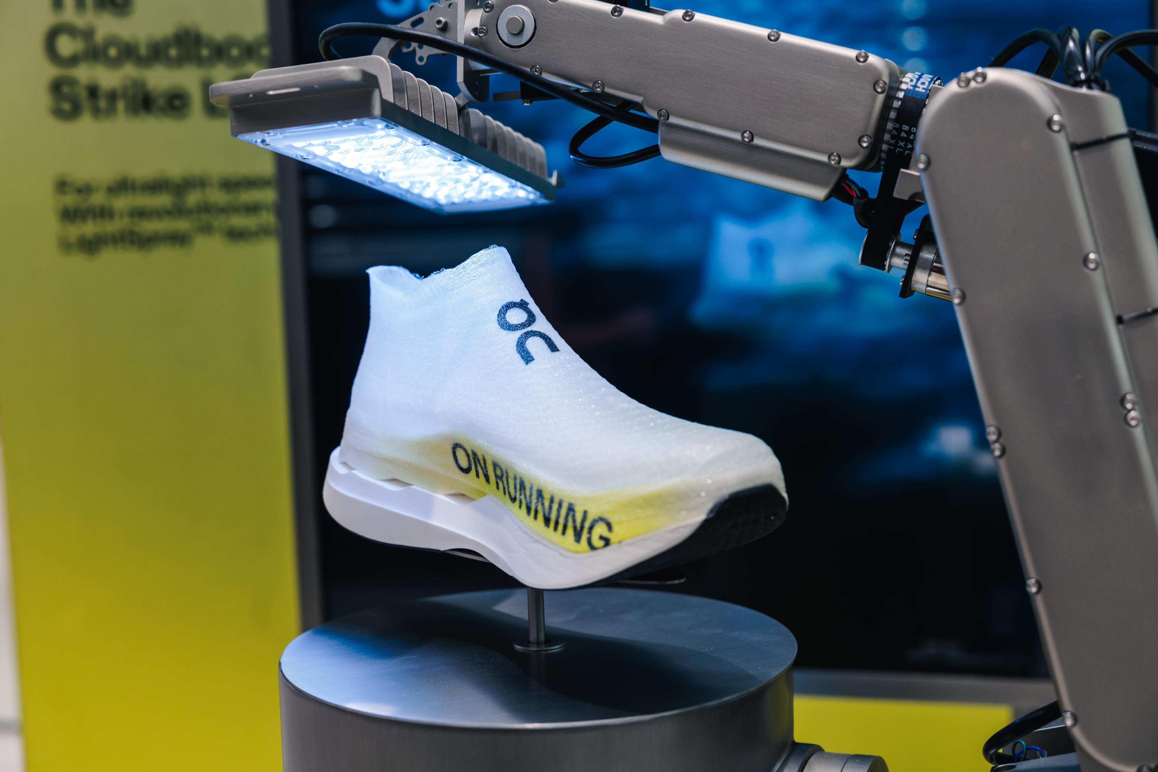 Cloudboom Strike LS是On首款採用LightSpray技術的競速跑鞋,由機械臂噴織一體化、僅重30克的輕量鞋面。